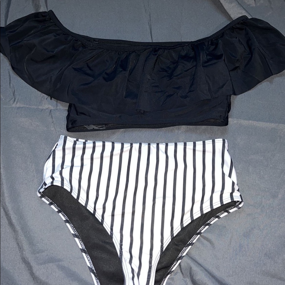 Bikinis - Picture 4 of 5